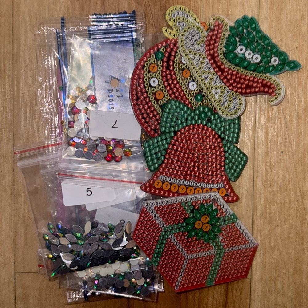 🌴 NEW - Lot of 4 Christmas Diamond Dots Double Sided Keychains